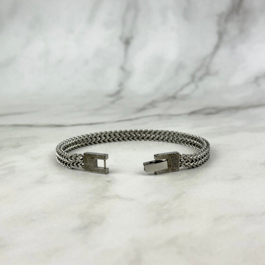 Steel Flow Armband