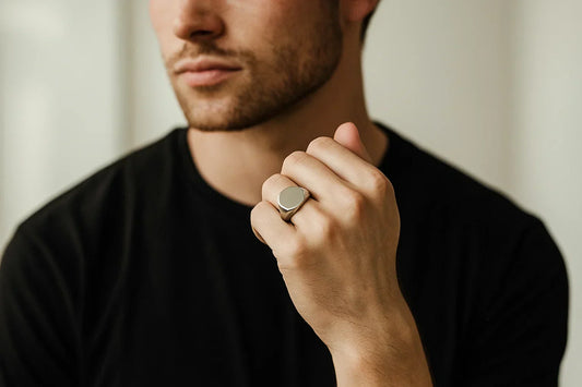 De betekenis van de zegelring: van familiewapen tot persoonlijk statement